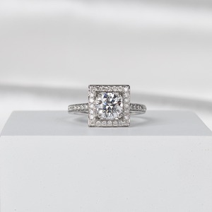 แหวนเพชรทรงกลม 1 กะรัต ผลิตในห้องปฏิบัติการ ได้รับการรับรองจาก IGI สี E ความสะอาด VVS2 รูปทรง Ideal Cut เพชรข้างประดับ ทองคำขาว 14K แหวนหมั้น - Product Image 1