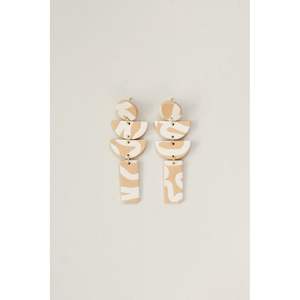 Boucles d'oreilles en résine élégantes, finition brillante, design moderne, durables, luxe, mode, par des artisans expérimentés, accessoires de bijoux - Product Image 4