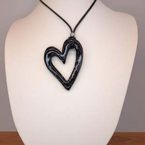 Collier ajustable en résine acrylique noire fait main de luxe, en forme de cœur, minimaliste, romantique, cadeau pour femme - Product Image 5
