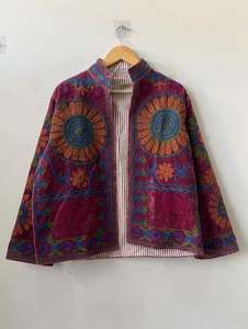 Abrigo Corto de Tela con Estilo de Bata y Diseño Exclusivo, Chaqueta de Invierno para Mujer Hecha a Mano con Bordado Suzani, al Mejor Precio - Product Image 4