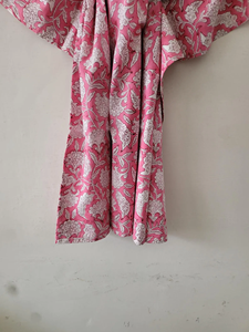 ชุดคลุมกิโมโนผ้าฝ้ายถักลายดอกไม้สีชมพูสำหรับผู้หญิง สวมใส่สบาย ระบายอากาศได้ดี เหมาะสำหรับฤดูร้อน คอวี ทรงปกติ ยาวแบบแม็กซี่ - Product Image 4