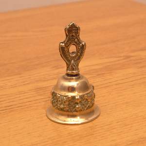 Hermosa Campana de Mano de Latón, Elaborada para Ceremonias Espirituales, Decoración de Salas de Meditación y Sonido Religioso Clásico - Product Image 1