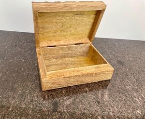 Caja de madera maciza hecha a mano con diseño grabado moderno, decoración de mesa, artesanía, juego de regalo rectangular de madera. - Product Image 2