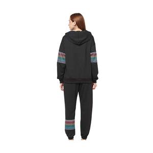 Ensemble de survêtement deux pièces tendance avec sweat à capuche court et pantalon de jogging, conçu pour les femmes qui aiment les tenues modernes, branchées et sportives. - Product Image 5