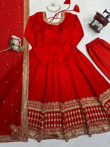 ชุดเดรส Anarkali สีแดงสำหรับผู้หญิง พร้อมผ้าคลุมไหล่ปักลายทองหนัก ดีไซน์เนอร์ออกแบบ เหมาะสำหรับงานแต่งงาน งานเลี้ยง และงานเฉลิมฉลองต่างๆ - Product Image 4