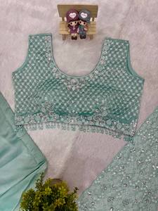 Sari en satin de soie vert menthe de luxe avec broderie florale blanche riche, idéal pour les fêtes d'hiver et les mariages, séchage rapide pour femme - Product Image 6