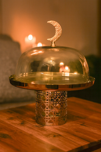 Soporte de lujo para tartas con cúpula de cristal, mango de metal con forma de luna creciente dorada y pedestal para exhibir postres. - Product Image 3