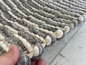 Alfombra de estilo nórdico de textura gruesa y rayas tejidas a mano, hecha con lana y yute de color natural para interiores de lujo, a precio de fábrica. - Product Image 2