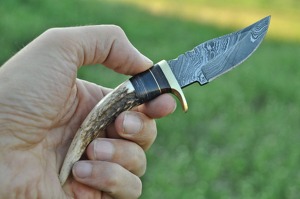 Couteau de chasse et de camping artisanal en acier Damas, à pointe droite, manche en corne, étui en cuir, disponible en ODM/OBM - Product Image 4