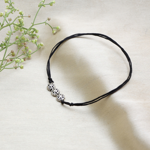 Chaîne de cheville noire avec trois breloques florales en argent sterling pour femme, faite à la main, style minimaliste, bijoux en gros pour la fabrication de bijoux DIY - Product Image 2