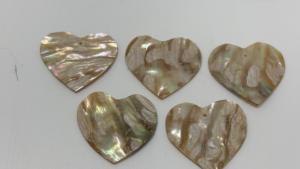 Piezas de Concha de Abulón Natural en Forma de Corazón, Acabado Iridiscente de Madreperla para Joyería con Temática de Amor, Manualidades y Decoración del Hogar - Product Image 3