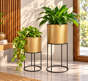 Ensemble de 2 jardinières en métal texturé doré avec supports ronds noirs, pots à fleurs cylindriques décoratifs avec motif en chevrons - Product Image 1