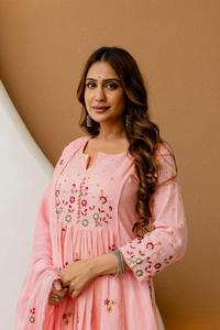 Ensemble Salwar en coton brodé rose pour femme avec dupatta, style traditionnel, coupe régulière, longueur genou, séchage rapide, idéal pour l'été - Product Image 5