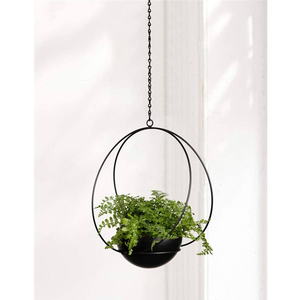 Pot de fleurs suspendu en métal noir avec doublure en fibre de coco, design rustique vintage pour plantes d'intérieur et d'extérieur - Product Image 2