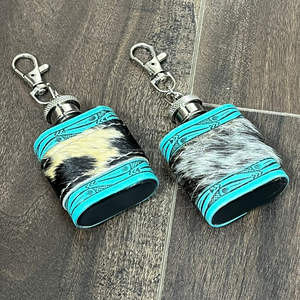 ขายส่งจากโรงงานโดยตรง กระติกน้ำขนาดเล็กแบบพกพา หนังวัวแท้สีเทอร์ควอยซ์ พร้อมพวงกุญแจหนัง  สำหรับใส่ไวน์ เหมาะสำหรับเป็นของขวัญ - Product Image 4