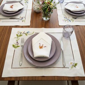 Ensemble de sets de table et de serviettes personnalisés brodés de fleurs et de papillons vintage, lavables, pour la maison, le restaurant, le mariage, avec ourlet en lin - Product Image 3