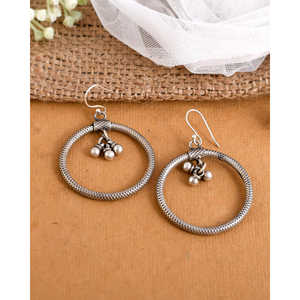 Boucles d'oreilles pendantes rondes creuses Meera Jaipur - Product Image 3