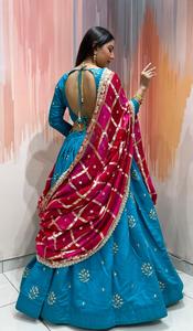Chaniya Choli élégant en soie de Bombay avec broderies Butta et dupatta en viscose brodée, tenue de mariage et de Navratri pour femmes - Product Image 5