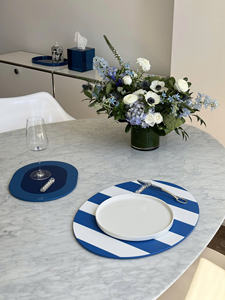Set de table rond en MDF laqué de qualité supérieure avec un design à rayures contrastées, conçu pour une table à manger élégante et luxueuse. - Product Image 6