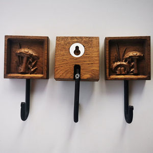 Crochet mural en bois motif champignon avec détails gravés, support décoratif thème nature pour suspendre objets artisanaux, casquettes et serviettes - Product Image 1