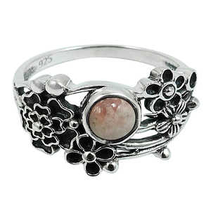 Anillo artesanal con detalles florales en plata de ley 925, corte brillante redondo, estilo bohemio. - Product Image 1