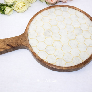 Tabla de servir redonda de madera hecha a mano con incrustaciones de mármol blanco en forma de panal, tabla de quesos, tabla de charcutería, bandeja de servir de madera - Product Image 1