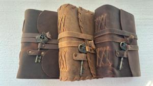 Diario de cuero vintage, cuaderno de papel con borde deshilachado, hecho a mano, color marrón rústico, regalo para escritores y entusiastas del dibujo. - Product Image 2