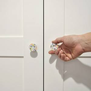 Boutons de meuble en résine terrazzo confettis, modernes et marbrés, faits à la main, accessoires de mobilier minimalistes, boutons de tiroir en résine - Product Image 1