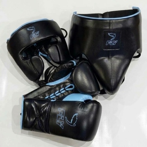 Conjunto de Equipo de Entrenamiento de Boxeo Profesional Personalizado de Cuero Modelo Fly, Set de Sparring de 3 Piezas: Guantes, Protector de Cabeza y Protector Inguinal - Product Image 1