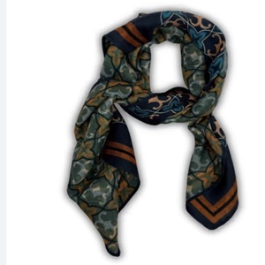 Bandana carré d'été personnalisé double face à pois/à imprimé pois en soie satinée polyester – Anti-bactérien, séchage rapide, léger - Product Image 1
