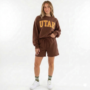 Conjunto Moderno de Top con Cuello Alto y Pantalones Cortos para Mujer, Diseñado para un Estilo Urbano Relajado y Cómodo para el Uso Diario - Product Image 1