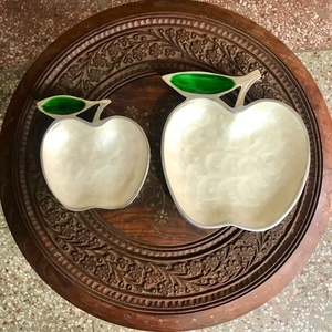 Juego de Manzanas Decorativas de Metal Esmaltado - Product Image 2