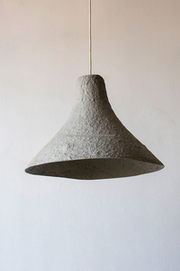 Lampe à suspension en pâte à papier grise faite à la main, design sculptural minimaliste moderne unique avec aspect de pierre, décor à la maison écologique - Product Image 2