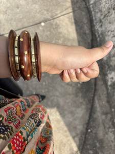 Bracelet de mariage en bois pour femme, jonc en bois naturel sculpté avec détails en anneau doré, bijoux faits à la main, accessoire de mode - Product Image 4
