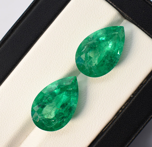 Émeraude colombienne de culture en forme de poire avec inclusions, 20x13 mm, 15,00 carats - Product Image 1