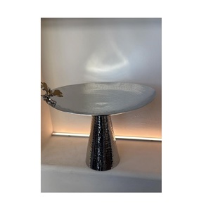 Bol à dattes en métal avec bords surélevés empêchant les déversements, idéal pour servir des dattes pendant le Ramadan, l'iftar et les réunions de famille. - Product Image 5