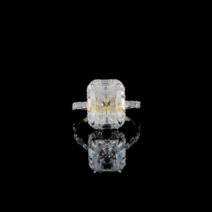 Anillo de compromiso solitario de moissanita VVS con corte de pera para mujer Tasnim, engaste de púas, estilo clásico, banda chapada en oro y plata, tercera parte. - Product Image 1