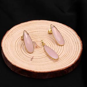 ชุดต่างหูและจี้รูปหยดน้ำสีชมพูอ่อน, เครื่องประดับพลอยเคลือบทอง, เครื่องประดับเพื่อนเจ้าสาวสไตล์มินิมอล, เครื่องประดับสำหรับใส่ทุกวันอย่างสง่างาม - Product Image 3