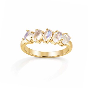 Anillo Minimalista de Plata de Ley 925 con Cinco Piedras de Piedra Lunar Arcoíris Ovaladas en Cabujón, Chapado en Oro y Rodio, de Ishime Jewels - Product Image 4