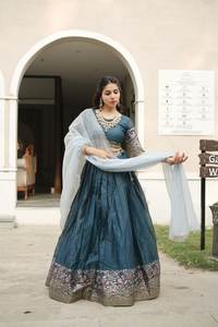 Conjunto de Lehenga Choli de Diseñador Shimmar con Trabajo Zari Plateado-Dorado y Dupatta con Moti Arcoíris - Product Image 5