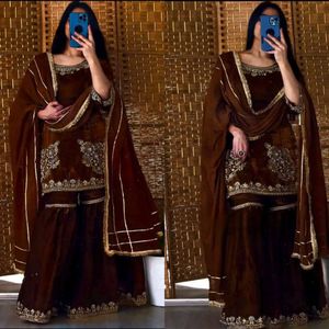Conjunto de traje Sharara Palazzo de crepé natural con bordado de lentejuelas de 5 mm de diseñador, con top de manga larga completamente cosido y forro interior de microalgodón. - Product Image 3