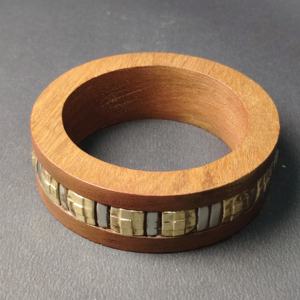 Brazalete de madera de perfil ancho con incrustaciones metálicas detalladas - Joyería de madera tallada a mano de estilo étnico tribal - Product Image 4