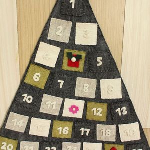 Calendario de Adviento de árbol de Navidad de fieltro hecho a mano, calendario de cuenta regresiva de fieltro de lana con bolsillos, árbol de Navidad de fieltro ecológico - Product Image 1