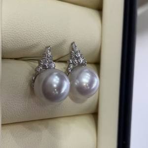 Boucles d'oreilles en perles d'Edison argentées naturelles de Zhuji, rondes et brillantes, perles de reine des neiges, bijoux élégants en perles d'Edison argentées - Product Image 1