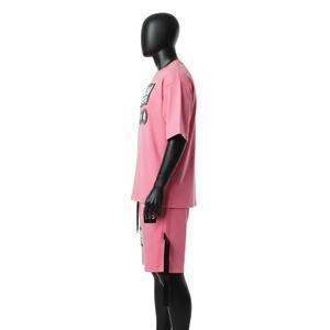 ชุดเสื้อยืดและกางเกงขาสั้นผู้ชาย ผ้าคอตตอนผสมโพลีเอสเตอร์ น้ำหนักเบา 200 GSM สีชมพู พร้อมโลโก้แบบรีดร้อน - Product Image 3