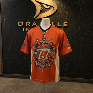 เสื้อกีฬาผู้ชายผ้าตาข่ายระบายอากาศได้ดี สไตล์ Y2K ย้อนยุค สตรีทแวร์ สีส้มสนิม ลายกราฟิกมันดาลา ทรงโอเวอร์ไซส์ - Product Image 1