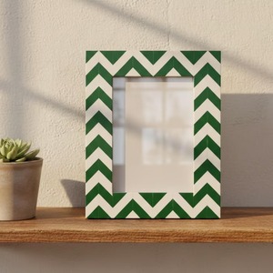 Cadre photo en résine solide fait main avec des bords lisses pour une décoration intérieure sécurisée - Product Image 1