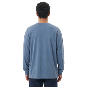 T-shirt da uomo a maniche lunghe in cotone pesante blu royal audace, con spalle scese, girocollo tipografico e vestibilità ampia - Product Image 2