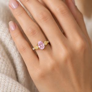 แหวนหมั้นรูปไข่สีชมพูแฟนซีประดับมุกสีเหลืองสามเม็ด ทอง 14KT ชุบโรเดียม รับรองโดย IGI ของขวัญสุดโรแมนติก แหวนเพชรเพทายสังเคราะห์แบบฝังเพชรรอบวง OEM - Product Image 3