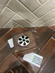 Brûleur d'encens en bambou artisanal de luxe, finition cuir brun, bois carré moderne, décoration de Noël pour la maison et le bureau, vente en gros - Product Image 4